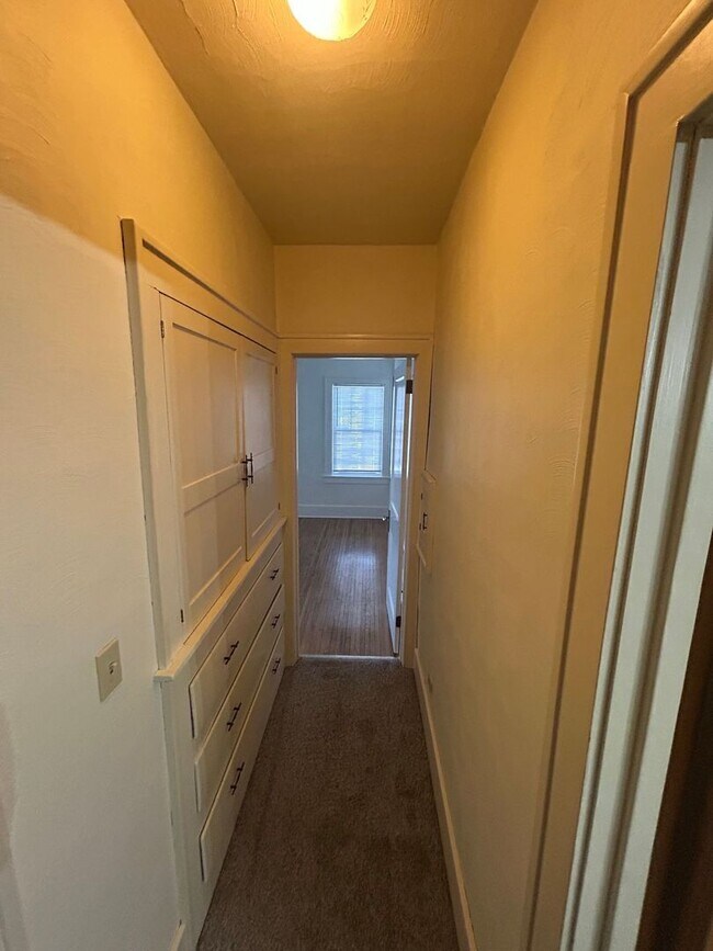 Building Photo - 1439 Vassar Dr