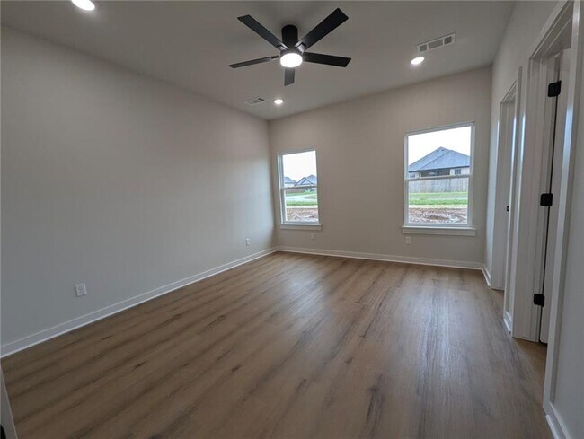 Building Photo - 541 Cosmos St