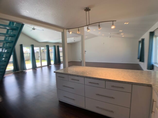 Foto del edificio - Mililani  - Rare 4 bedroom with upgraded kitchen/bathroom & large living/dining room