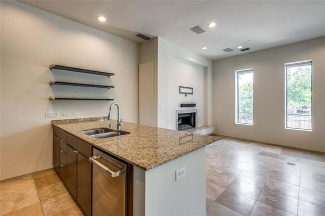 Foto del edificio - Spacious 2BR Townhome in Dallas