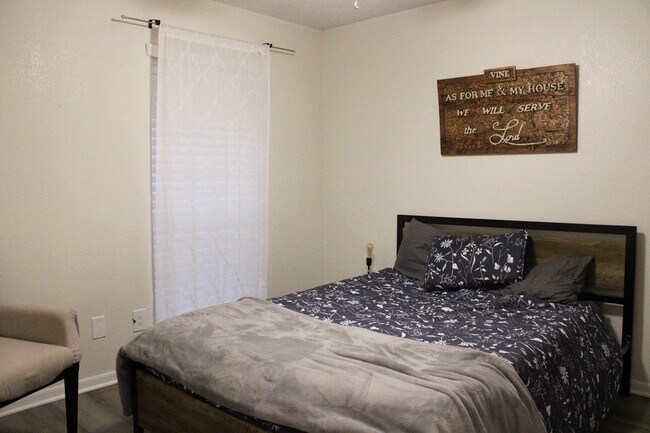 Foto del edificio - 2102 Meadowgrove Dr