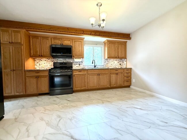 Building Photo - Three Bedroom Home in Whitehall - Deck, Ga...