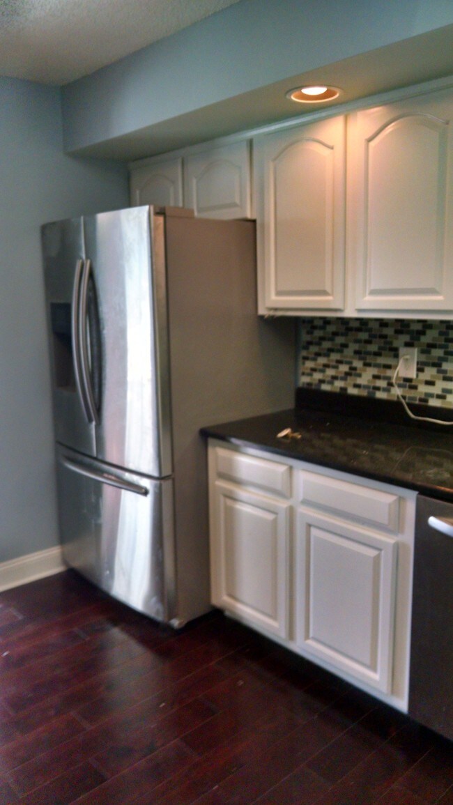 Building Photo - 304 Strull Ct