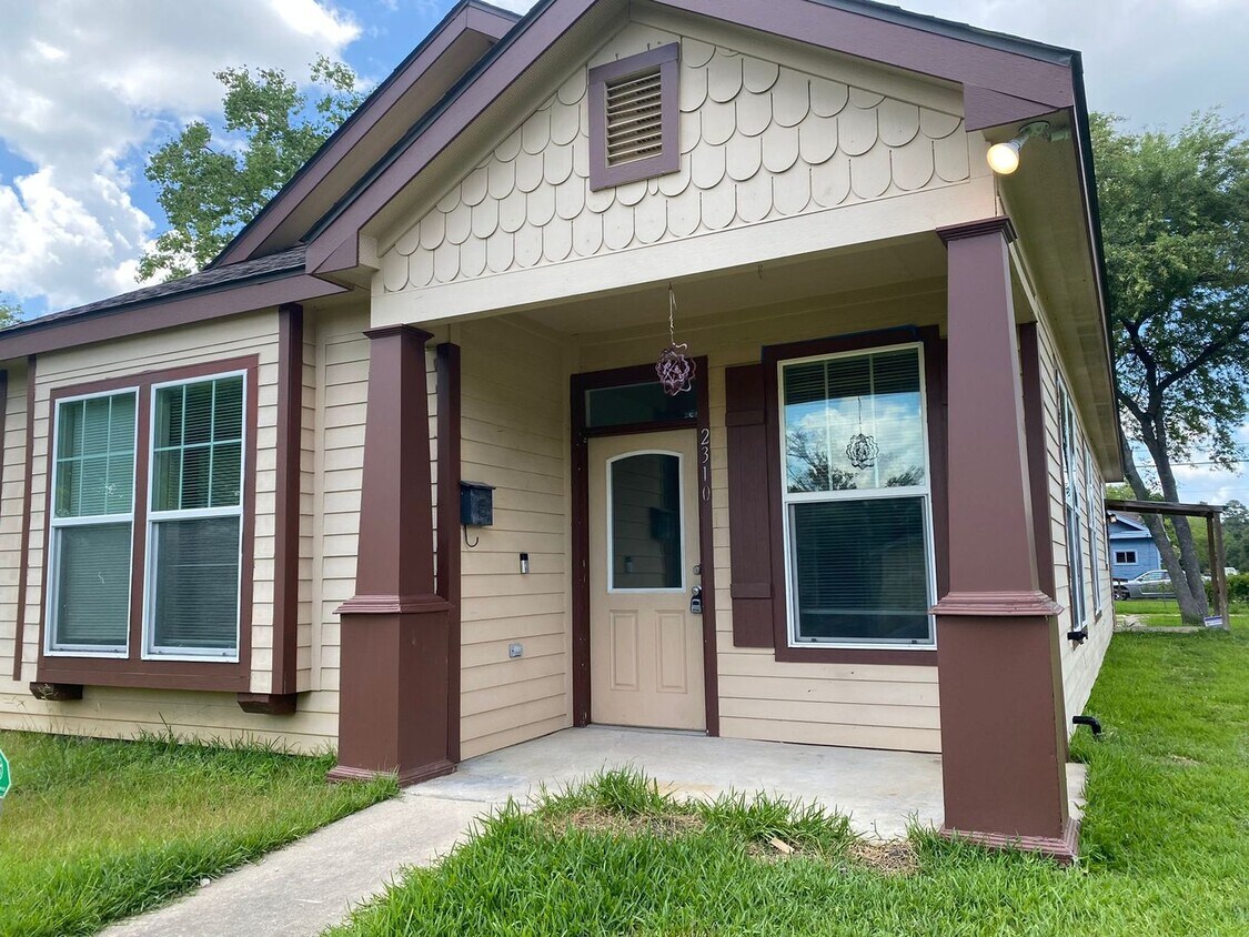 Foto principal - Charming 2 BR / 2 BA Beaumont home — updat...