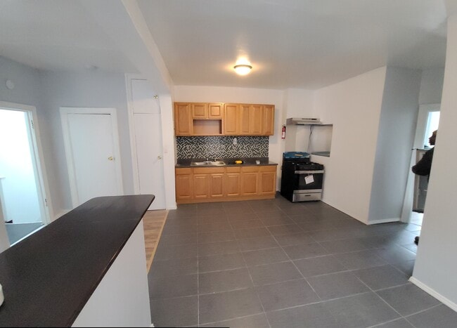 KITCHEN - 572 Bristol St