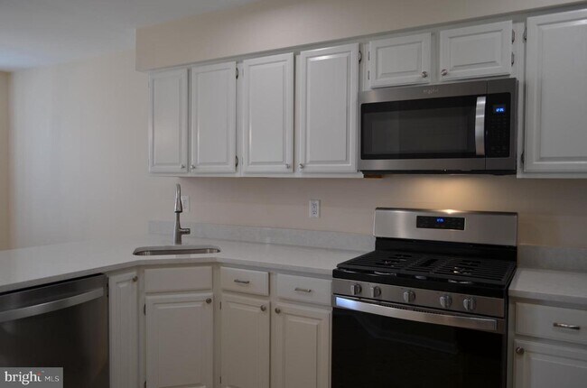 Building Photo - 13 Stanwyck Ct