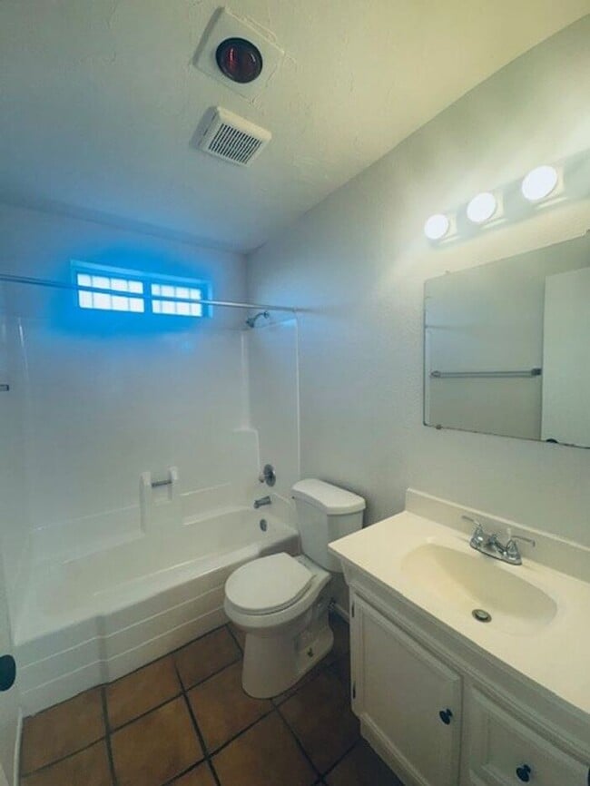 Foto del edificio - 1/2 MONTH FREE WITH LEASE START BY 8/1/25!...