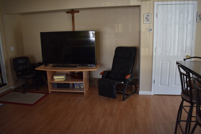 Building Photo - 4 Cindy St