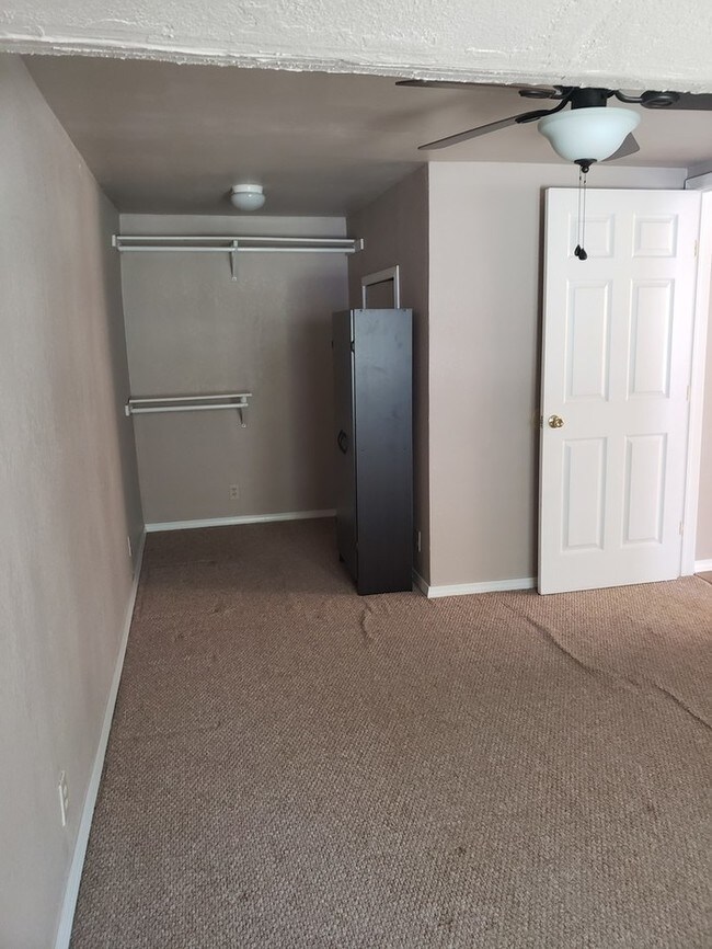 Building Photo - Campus Corner 1 bedroom!