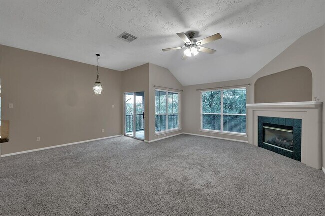 Foto del edificio - 8051 Bay Branch Dr