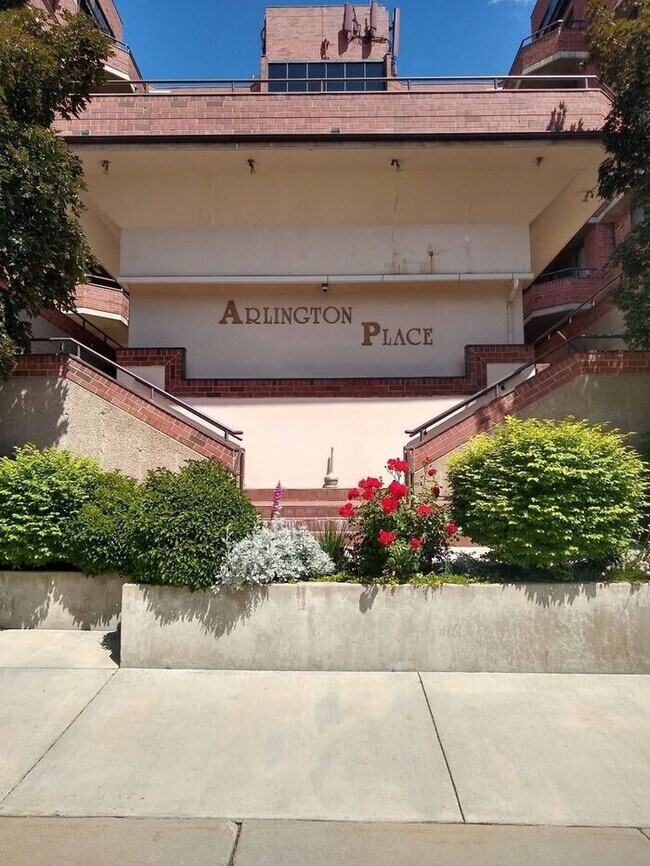 Foto del edificio - Incredible Location with 2 secure parking spaced