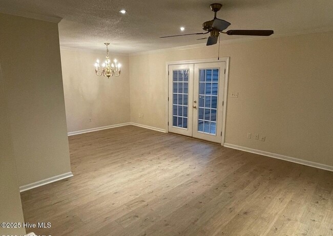 Building Photo - 904 Persimmon Pl