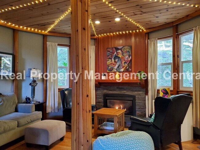 Building Photo - AVAILABLE NOW - 3 bedroom, 3 bath - Privat...