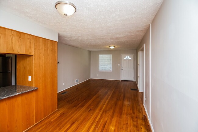 Building Photo - Nice 3 Bedroom, 2 Bath Ranch Home