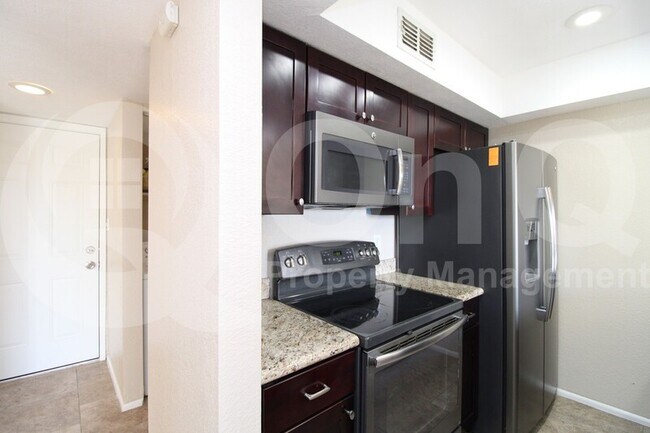 Foto del edificio - 2202 W Glenrosa Ave