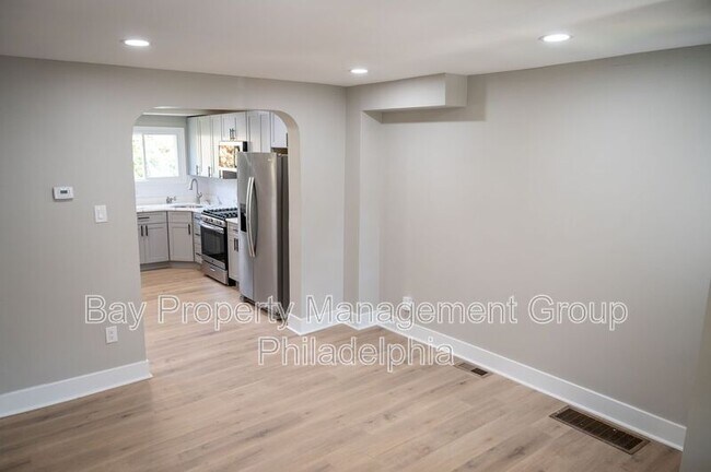 Building Photo - 539 E Queen Ln