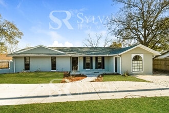Building Photo - 1465 Gifford Ave