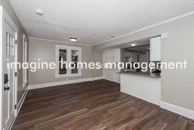 Building Photo - Remodeled Home in Minneapolis. Pets Welcome!