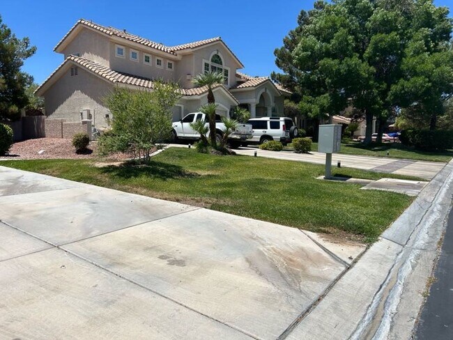 Foto del edificio - 5 BED, 4.5 BATH, 2 STORY HOME!!!