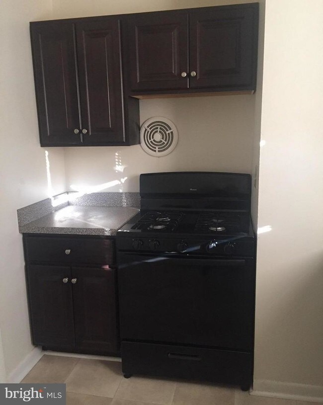 Building Photo - 909 Cooks Ln