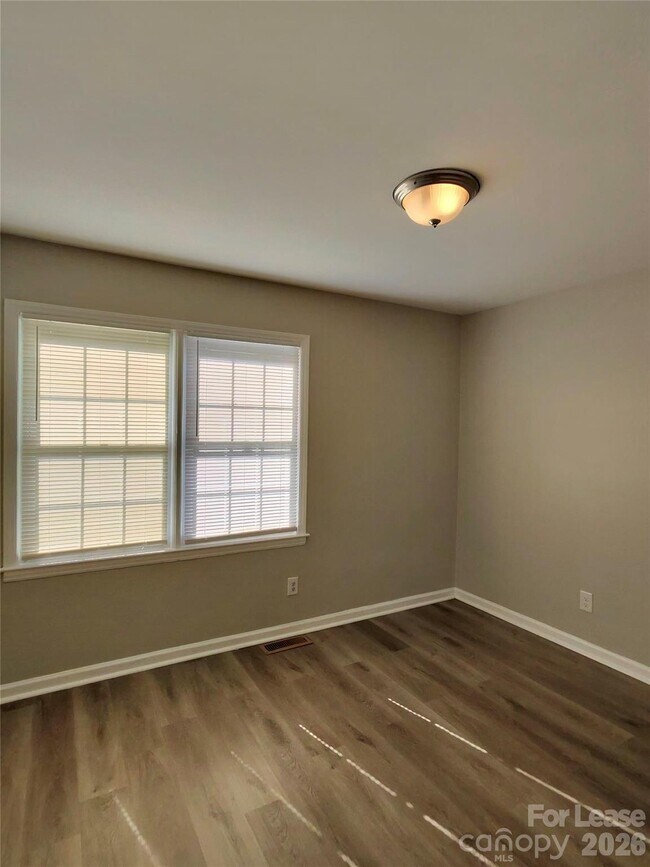 Foto del edificio - 6817 Deanwood Pl