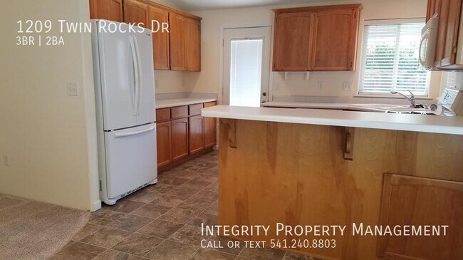 Foto del edificio - 1209 Twin Rocks Dr