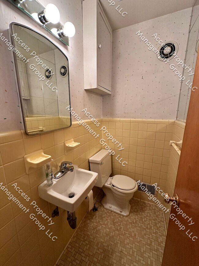 Building Photo - Beautiful Three Bedroom Home by East GR