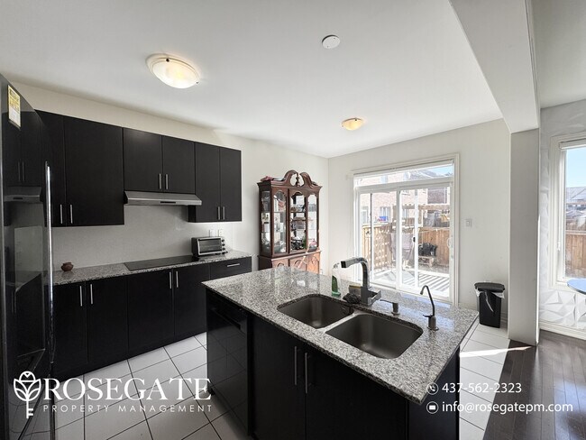 Photo du bâtiment - Modern 4-Bedroom Main Unit in a Family-Fri...