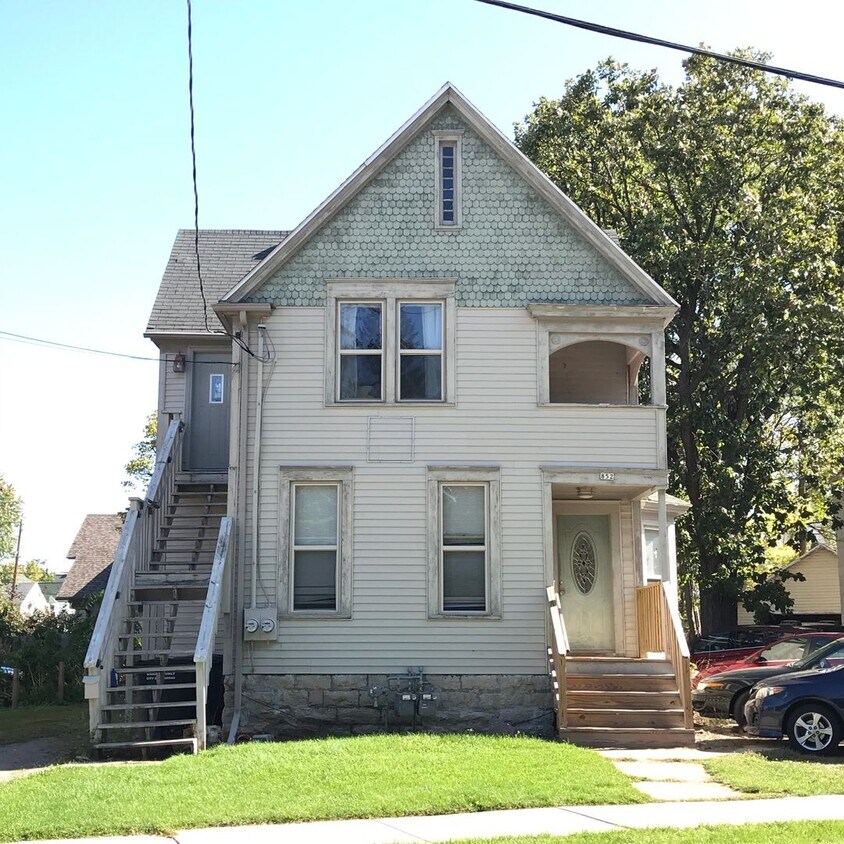 Elmwood, 852 Apartment for Rent in Oshkosh, WI