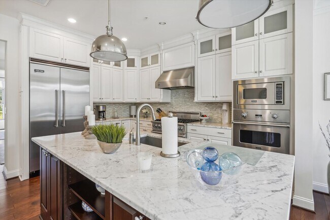 Foto del edificio - Jaw Dropping 4BR (plus a den), 4.5BA End U...