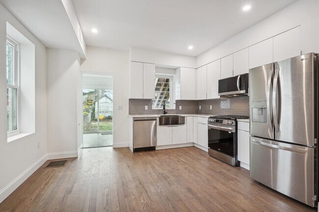 Foto del edificio - 598 Forest St