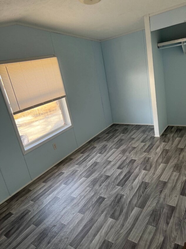 Building Photo - 200 E Zora St