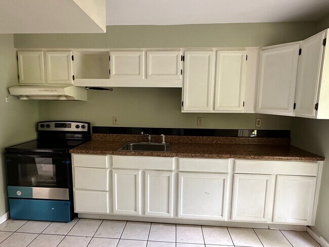 Foto del edificio - 445 Cedar Dr