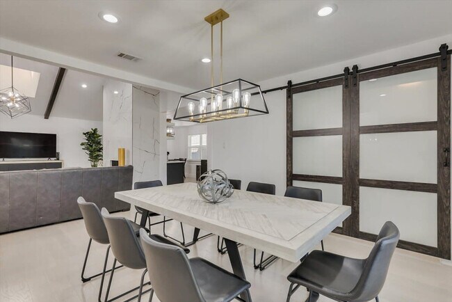 Foto del edificio - 7414 Authon Dr