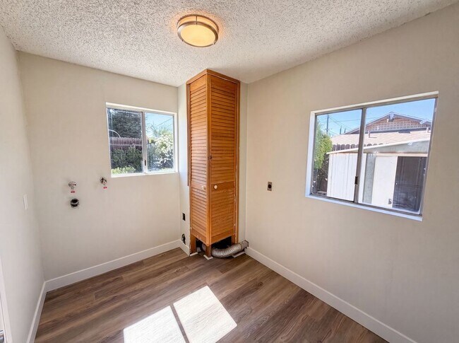 Foto del edificio - 648 Brentwood Ave