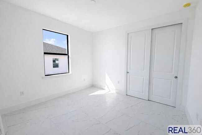 Foto del edificio - 828-830 Holmes Ave