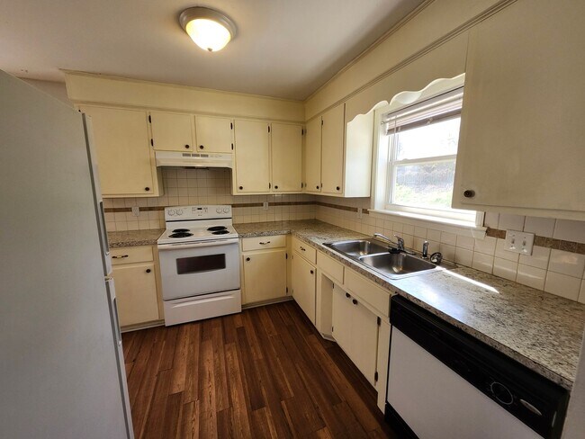 Building Photo - 900-902 West 16th St.