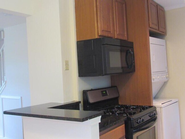 Foto del edificio - 2 Bedroom Townhome with 1.5 bath Ready for...