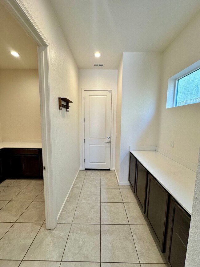 Foto del edificio - Copper View at Carmella Ranch | 3 Bed + 3 Car Garage Single Story Home