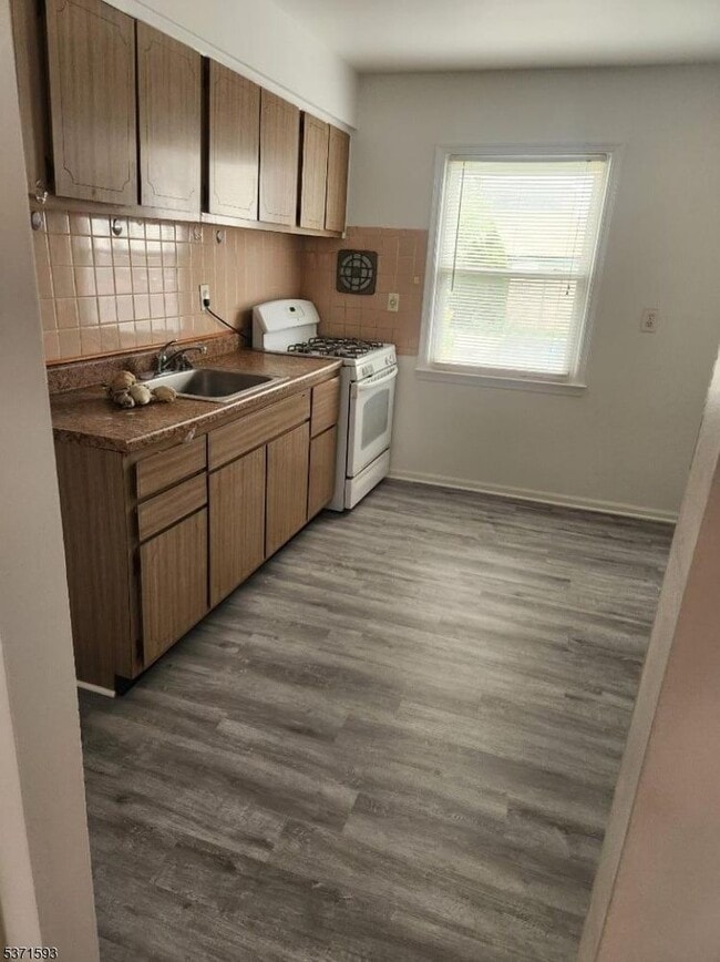 Building Photo - 824 Bayway