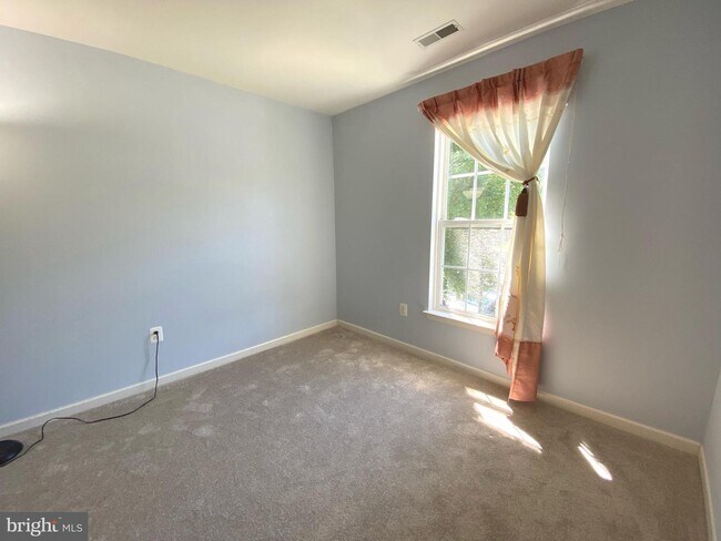 Building Photo - 8874 Papillon Dr
