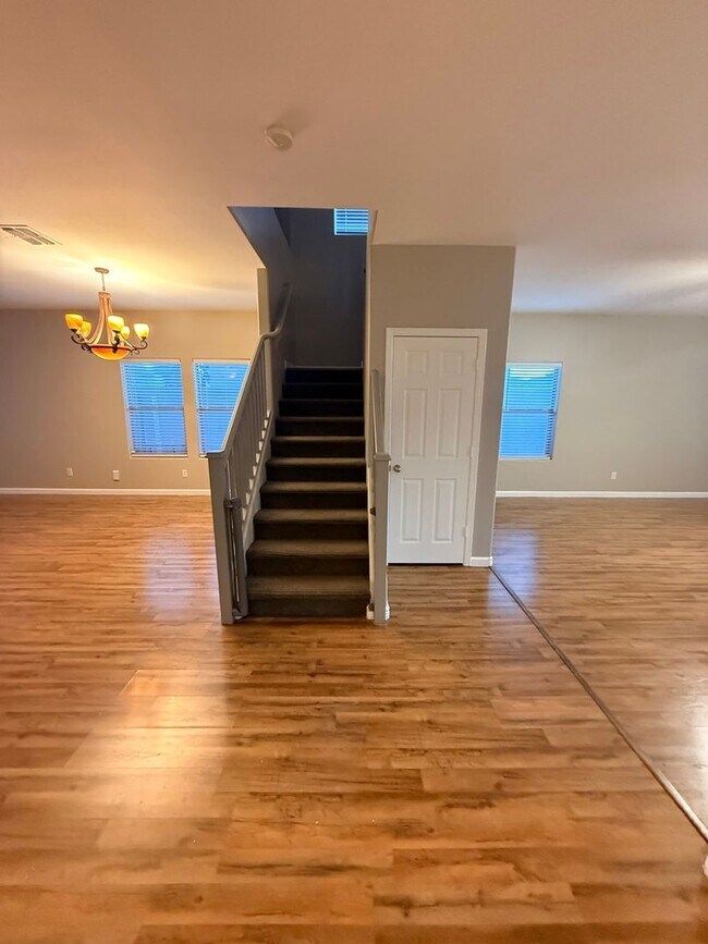 Foto del edificio - Spacious 4BR House W/Pool in Surprise