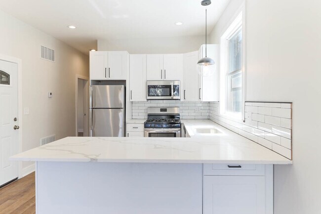 Building Photo - 2453 N Mozart St