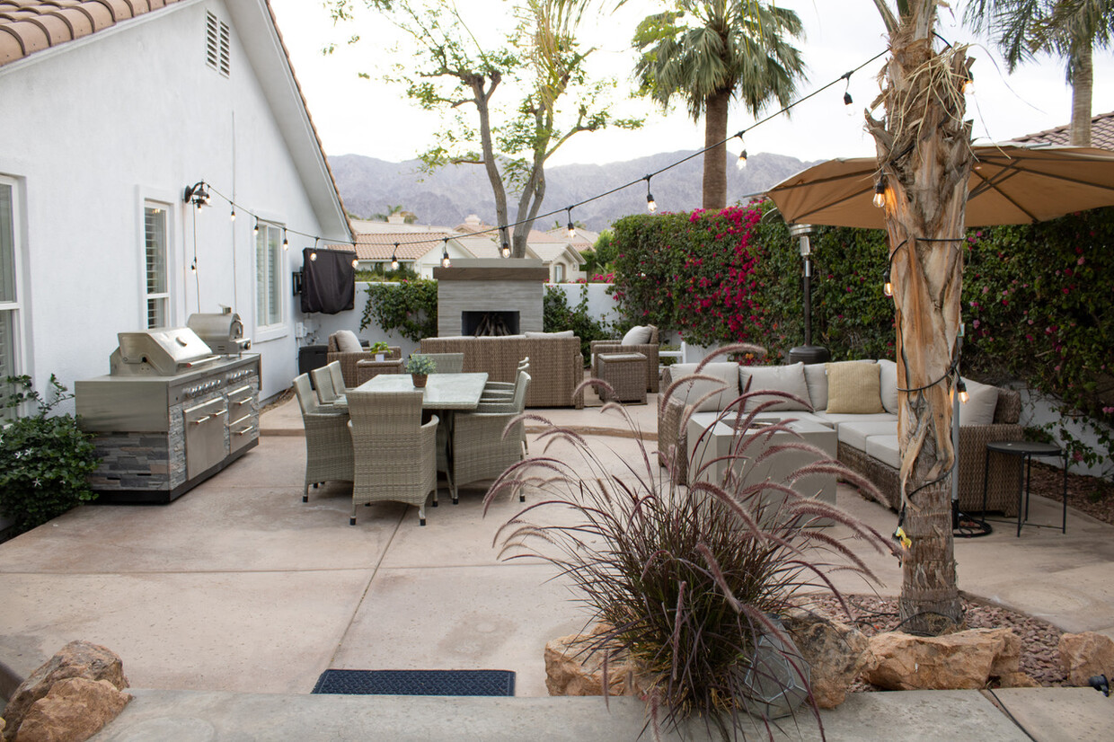 Outdoor fireplace, 2 additional fire pits, outdoor tv - 50240 Spyglass Hill Dr