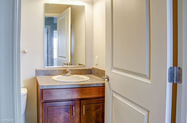 Building Photo - 3 br, 1 bath Apartment - Brennan Pointe II