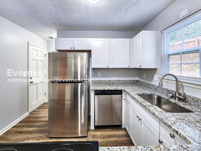 Foto del edificio - 3 Bed/1.5 Bath Home with Fenced Yard & Garage / Pet-Friendly