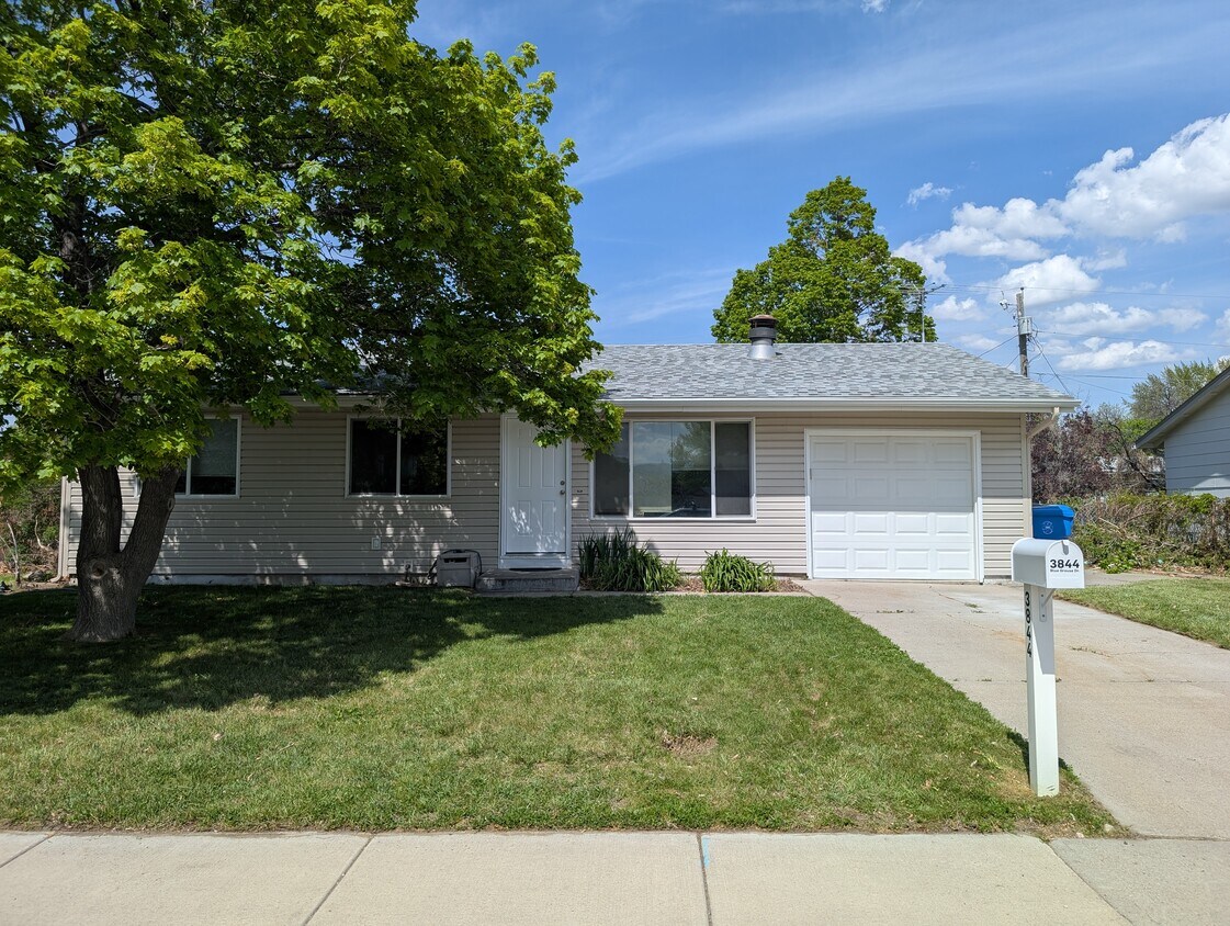 Primary Photo - 3844 Blue Grouse Dr