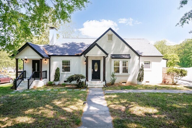 Foto del edificio - Sheek Updated Home With Pool!