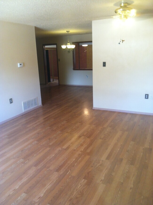 Foto del edificio - 6121 Kingston Ave NE