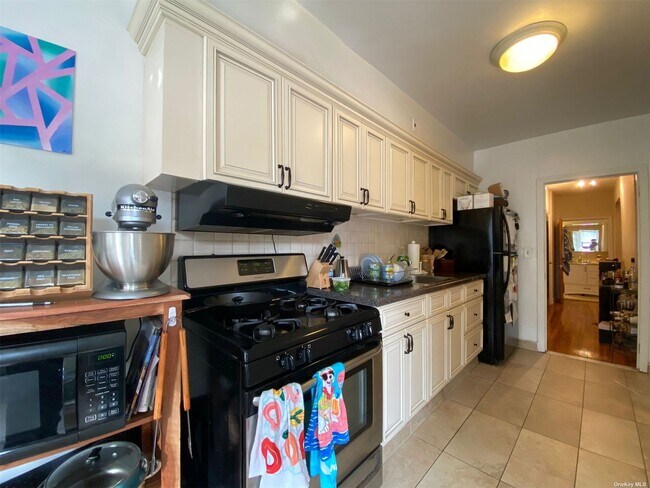 Building Photo - 32-44-44 43rd St